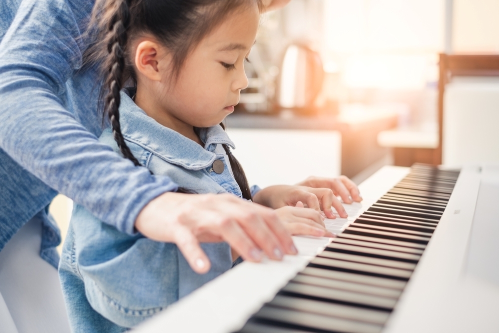 音楽をやると「数学」に強くなる？！  子どもの「音楽の習い事」がもたらす影響って？【教えてまろさん！ 悩みだらけの「音楽の習い事」 第1回】