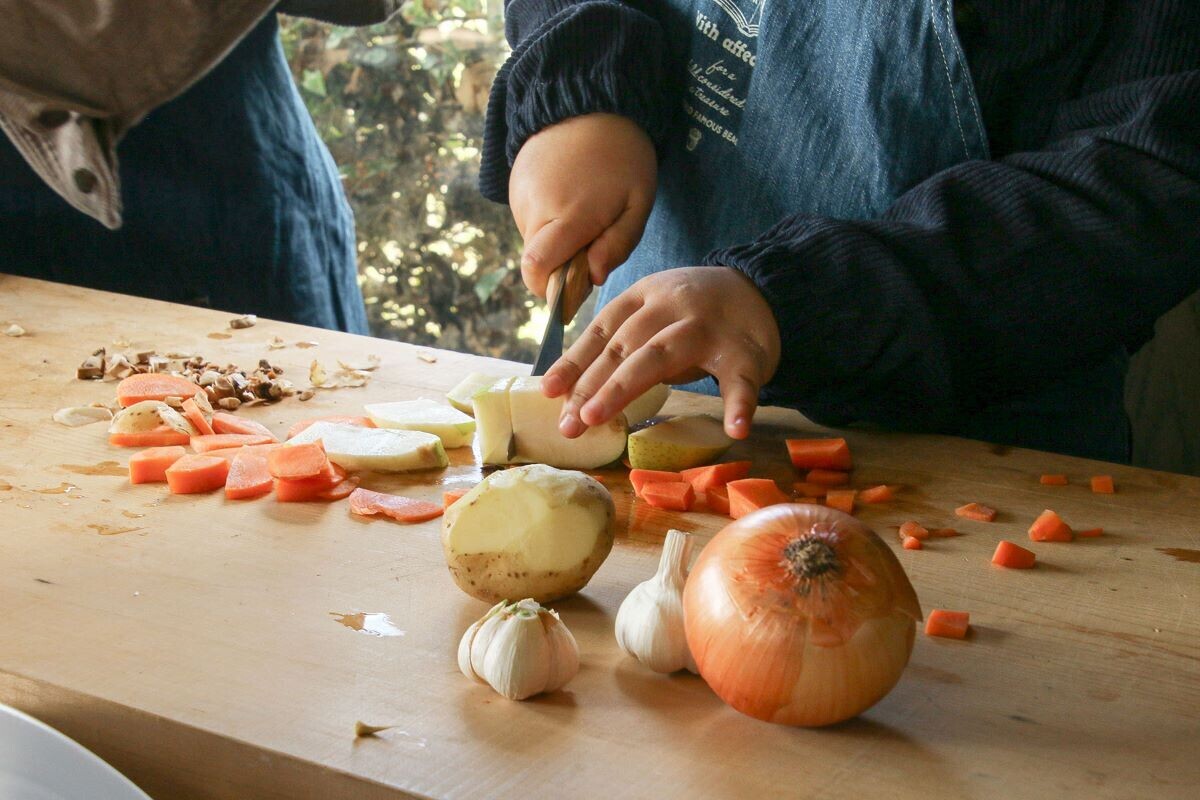 子どもの包丁デビューに！　一生ものとしてギフトにもおすすめ、大人になっても使える「FEDECAのこども包丁」【編集部の「これ、気になる！」  Vol.139】