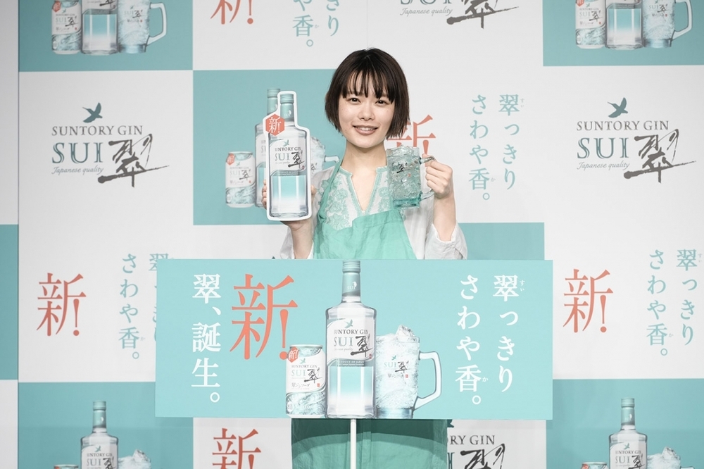 新CMに杉咲花さんが登場！ サントリージン「翠（SUI ）」がより清々しく爽やかな味わいにリニューアル【編集部の「これ、気になる！」  Vol.166】