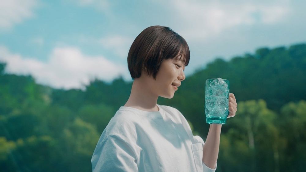 新CMに杉咲花さんが登場！ サントリージン「翠（SUI ）」がより清々しく爽やかな味わいにリニューアル【編集部の「これ、気になる！」  Vol.166】