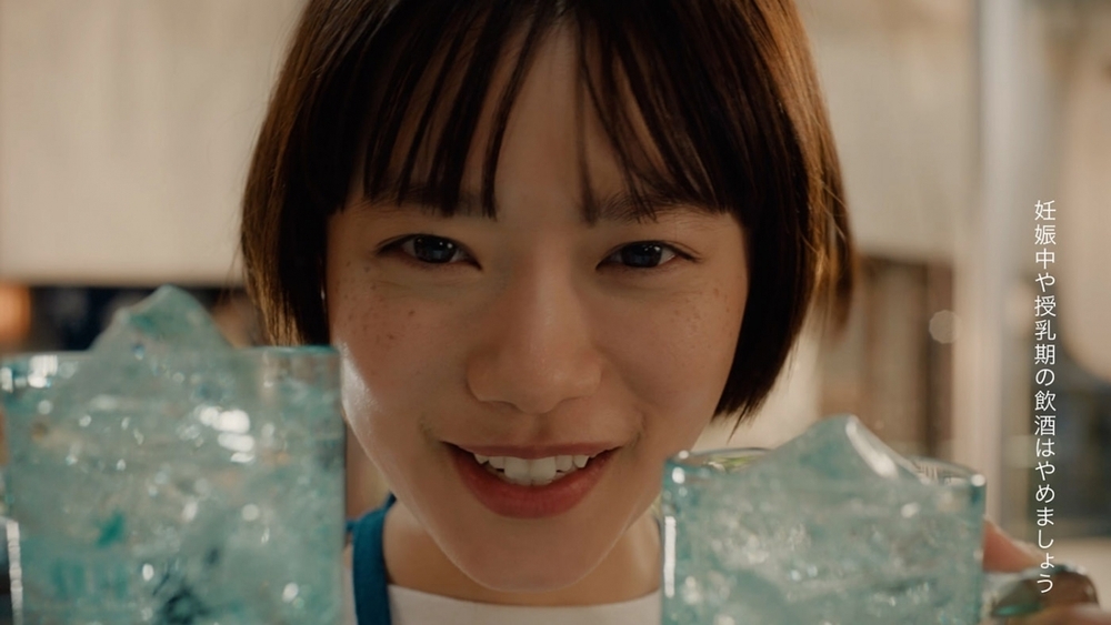 新CMに杉咲花さんが登場！ サントリージン「翠（SUI ）」がより清々しく爽やかな味わいにリニューアル【編集部の「これ、気になる！」  Vol.166】