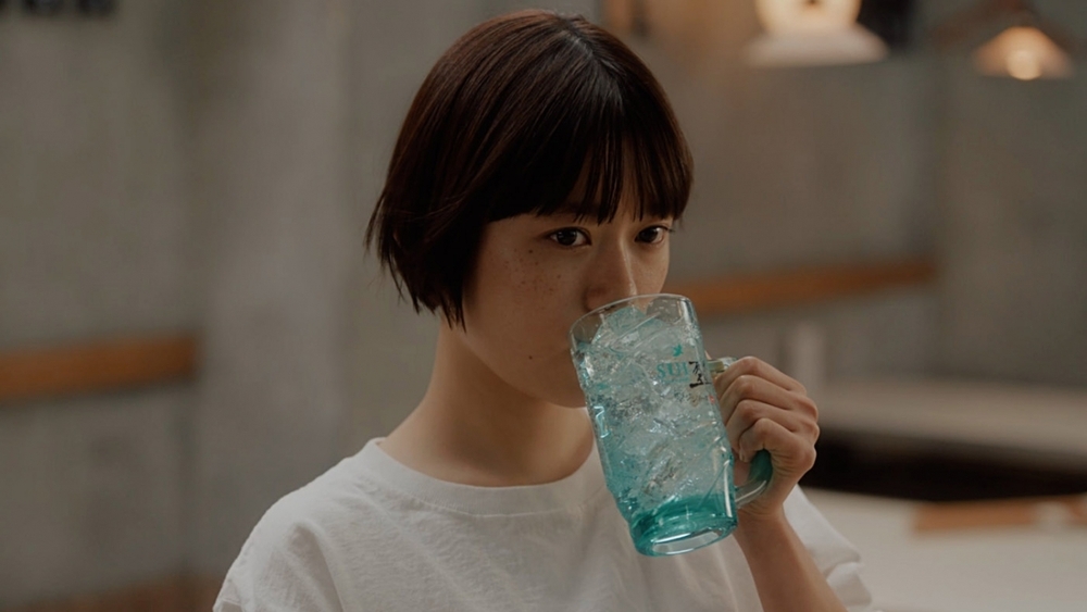 新CMに杉咲花さんが登場！ サントリージン「翠（SUI ）」がより清々しく爽やかな味わいにリニューアル【編集部の「これ、気になる！」  Vol.166】