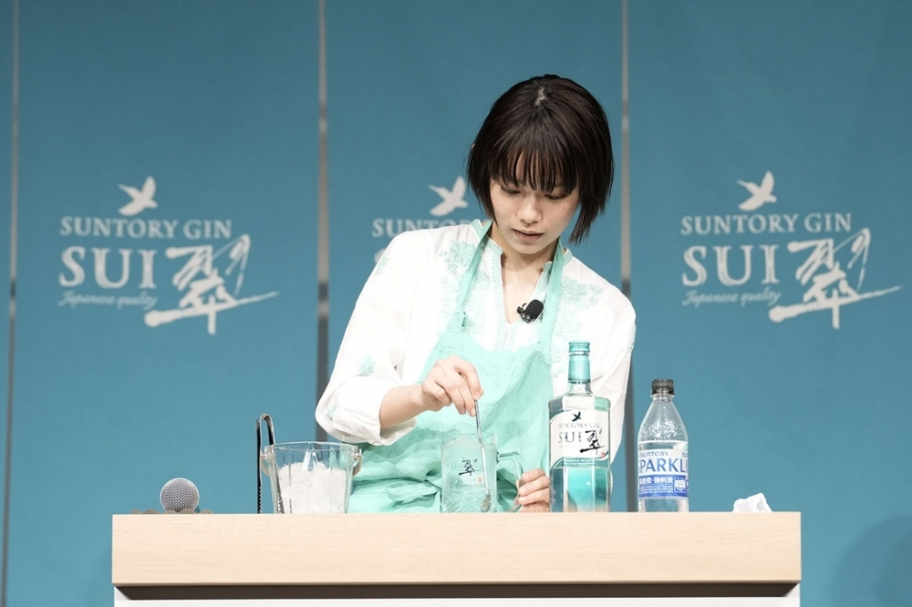 新CMに杉咲花さんが登場！ サントリージン「翠（SUI ）」がより清々しく爽やかな味わいにリニューアル【編集部の「これ、気になる！」  Vol.166】