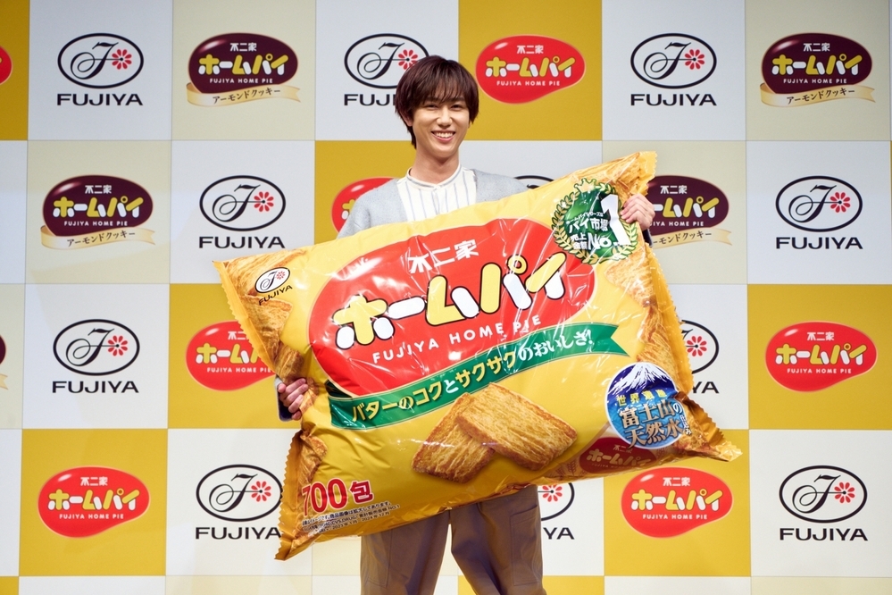 Snow Manの阿部亮平さんが不二家「ホームパイ」のブランドキャラクターに！　“ザクザク食感” を楽しめる新商品にも注目！【編集部の「これ、気になる！」  Vol.183】