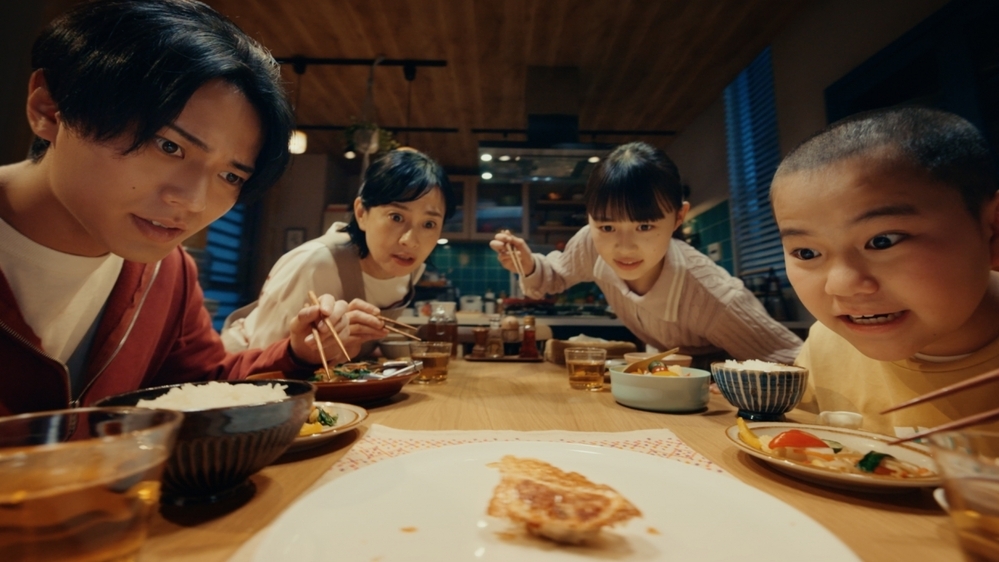 永瀬廉さんが家族と餃子の取り合いに…！？ 「AJINOMOTO  ギョーザ」新TVCMがオンエア開始【編集部の「これ、気になる！」  Vol.192】