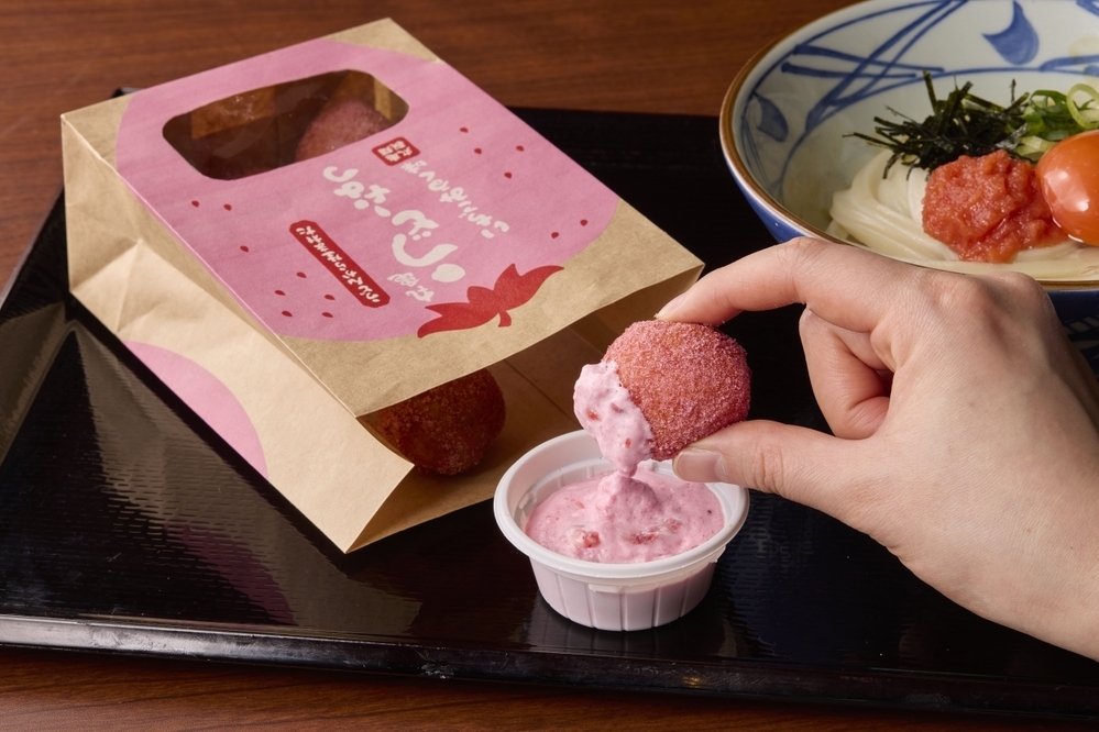 髙橋海人さんと松村北斗さんがアンバサダーに就任！　大人気の「丸亀うどーなつ」春の新商品は「いちごみるく味」「きなこ味」「みたらし味」【編集部の「これ、気になる！」  Vol.194】