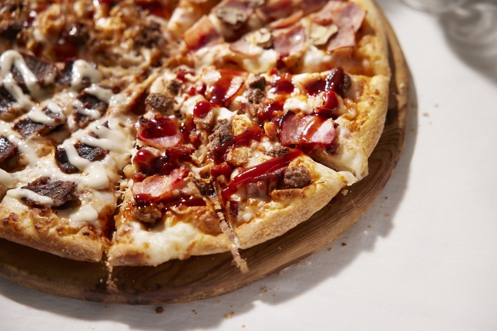 呼んじゃえ、世界の肉ピザ！ 菊池風磨さんと阿部一二三さんが、ドミノ・ピザ「ワールドドミノ 欧州編」（期間限定）の美味しさをアピール【編集部の「これ、気になる！」  Vol.196】