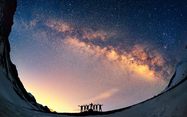 星空を眺めているグループ