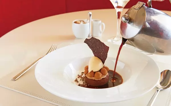 LES ROSIERS EGUZKILORE（レ ロジェ エギュスキロール）ガトーショコラ シナモンアイス添え 1人前　1,620円（税込）