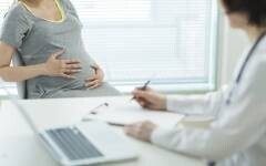 【医師監修】妊娠中期のおなかの張りはガス？　張る原因と対処法
