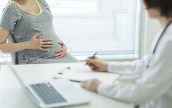 妊娠中の胸の張りがつらい…その症状と予防法