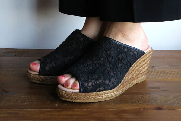 ガウチョ・スカンツ…流行の「幅広パンツ」でも、脚長を叶えてくれるサンダル