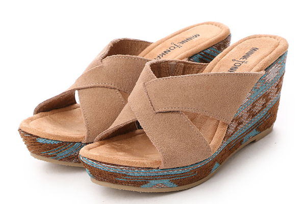 ガウチョ・スカンツ…流行の「幅広パンツ」でも、脚長を叶えてくれるサンダル