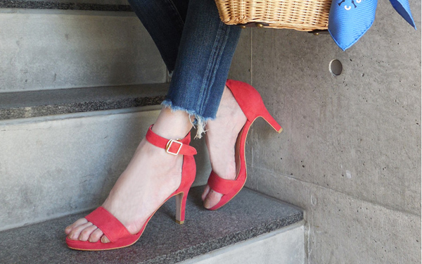 ガウチョ・スカンツ…流行の「幅広パンツ」でも、脚長を叶えてくれるサンダル