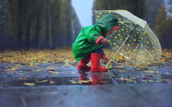 雨のなか遊ぶ子ども