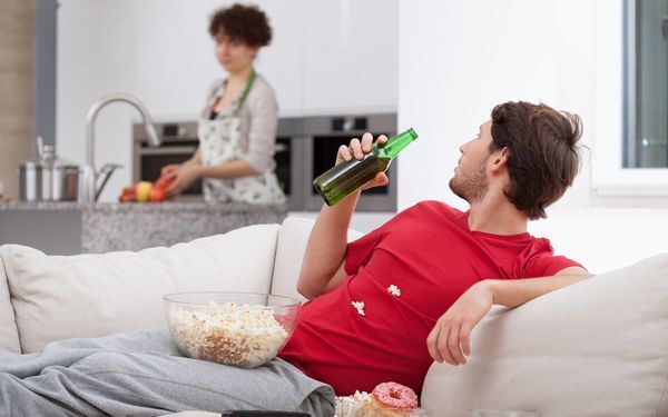 手伝わない、気づかない！　ママをいら立たせる「ぐうたら夫」に家事や育児をさせる方法