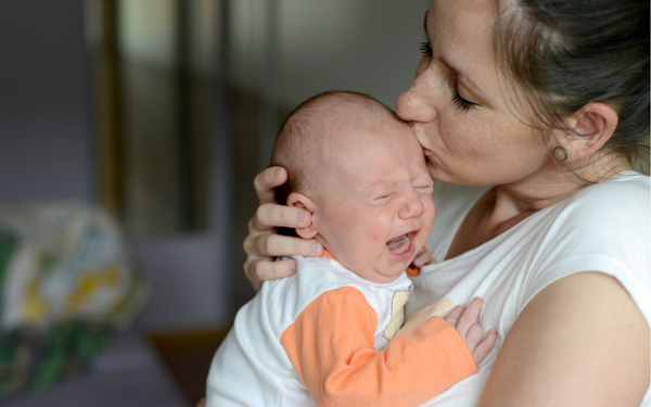 赤ちゃんの夜泣きはいつからいつまで？ 夜泣き原因と対処法は