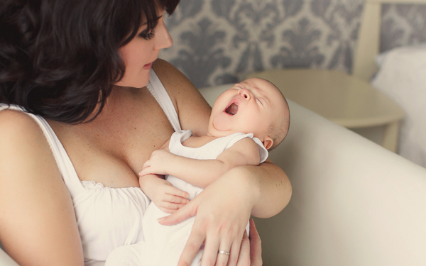 赤ちゃんの夜泣きはいつからいつまで？ 夜泣き原因と対処法は