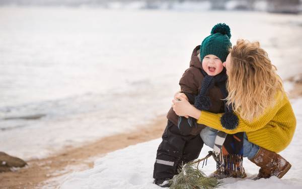 冬の公園遊びを笑顔で乗り切る！　ママのための神アイテム