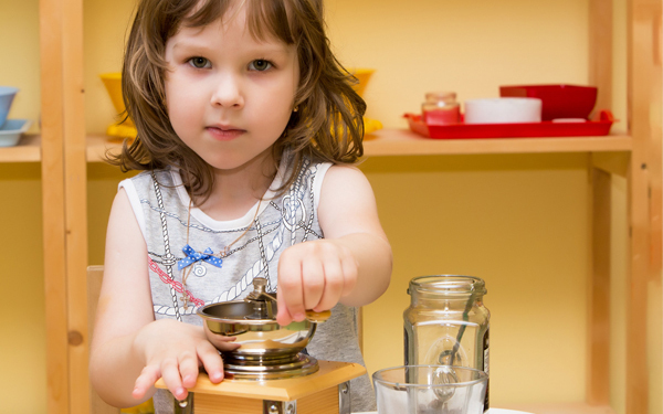 モンテッソーリとはどんな教育方法？ 家庭でも実践できる？