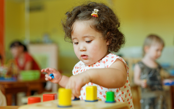 モンテッソーリとはどんな教育方法？ 家庭でも実践できる？