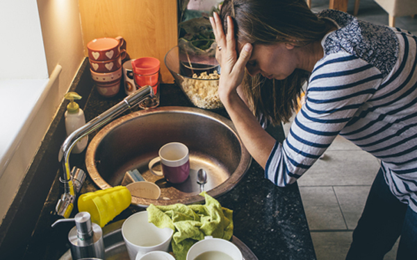 もしかして、育児ノイローゼ？ 原因や対処法、パパや家族にできること