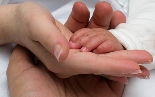 もしかして、育児ノイローゼ？ 原因や対処法、パパや家族にできること