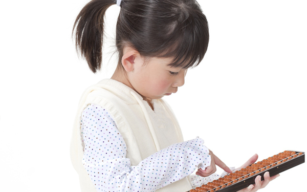 そろばん教室の月謝はどれくらい？ そろばんを習う効果をチェック！