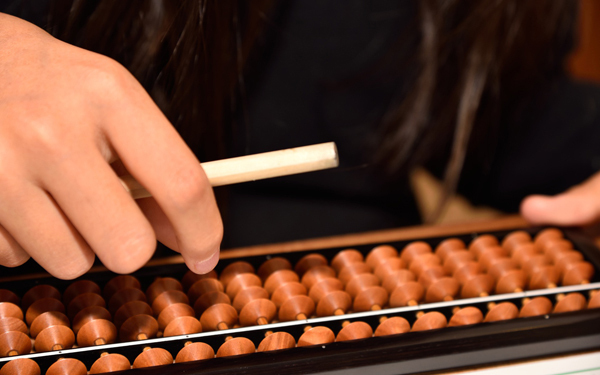 そろばん教室の月謝はどれくらい？ そろばんを習う効果をチェック！