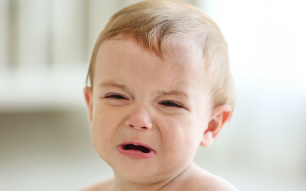 赤ちゃんの人見知りはいつから？　原因と対策を知ればパパも笑顔に