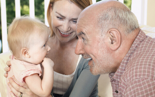赤ちゃんの人見知りはいつから 原因と対策を知ればパパも笑顔に ウーマンエキサイト
