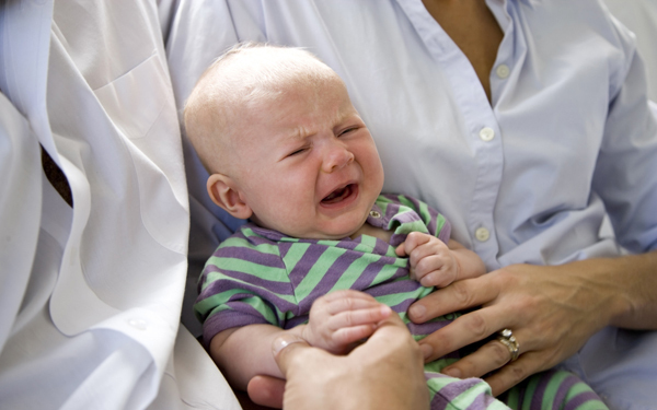 赤ちゃんの人見知りはいつから？　原因と対策を知ればパパも笑顔に