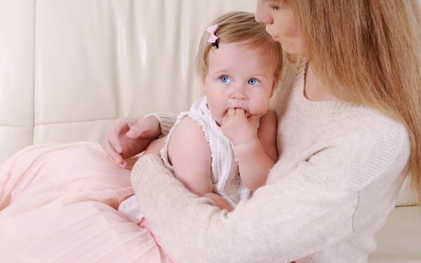 赤ちゃんの人見知りはいつから？　原因と対策を知ればパパも笑顔に