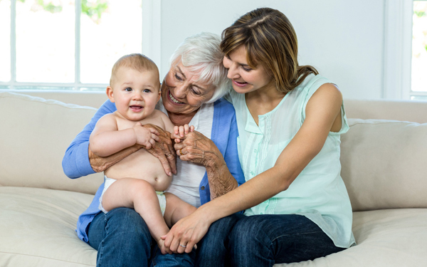 赤ちゃんの人見知りはいつから？　原因と対策を知ればパパも笑顔に