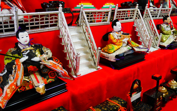 ひな祭りの由来、雛人形の飾り方、食べ物の意味を子どもに正しく伝えよう