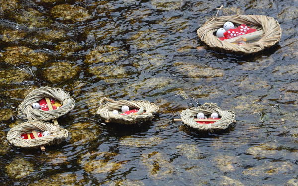 ひな祭りの由来、雛人形の飾り方、食べ物の意味を子どもに正しく伝えよう
