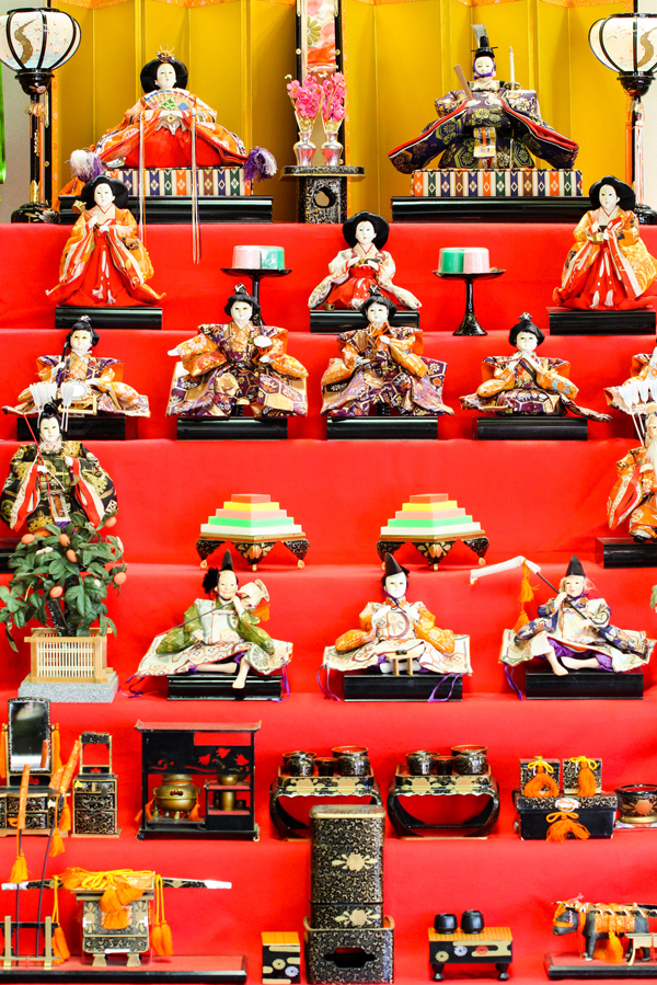 ひな祭りの由来、雛人形の飾り方、食べ物の意味を子どもに正しく伝えよう