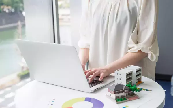 育休の間も給料はもらえる？ 期間や延長の条件【2017年版】