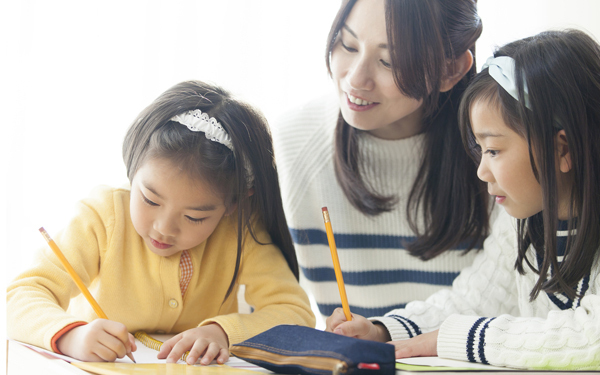 学童保育で英語も？　新1年生ママ必読、公立・民間運営の特徴とメリット