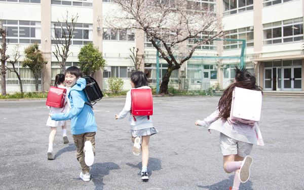 学童保育で英語も？　新1年生ママ必読、公立・民間運営の特徴とメリット