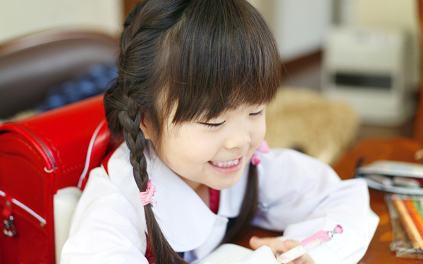 学童保育で英語も？　新1年生ママ必読、公立・民間運営の特徴とメリット