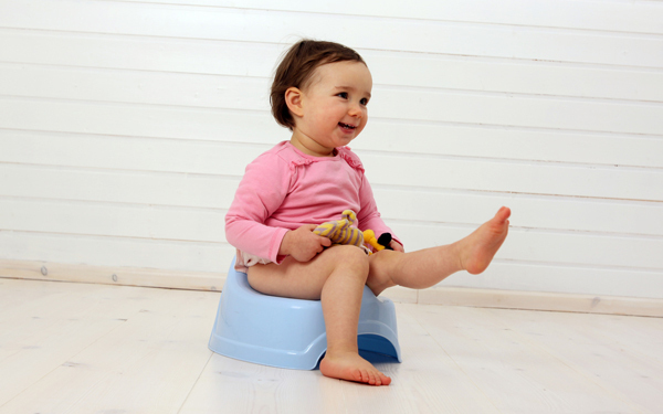 トイレトレーニングはいつから？ 成功の方法とポイント【体験談あり】