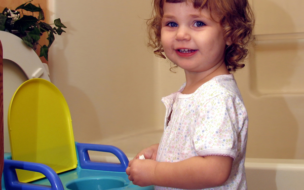 トイレトレーニングはいつから？ 成功の方法とポイント【体験談あり】