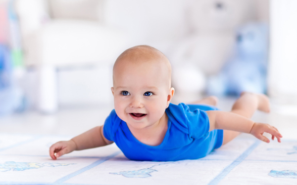 ハイハイはいつから？ しない赤ちゃんもいる？ 時期や練習法