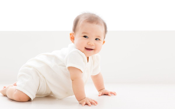 ハイハイはいつから？ しない赤ちゃんもいる？ 時期や練習法