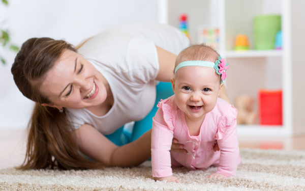 ハイハイはいつから？ しない赤ちゃんもいる？ 時期や練習法