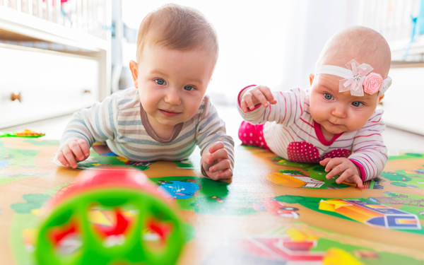 ハイハイはいつから？ しない赤ちゃんもいる？ 時期や練習法