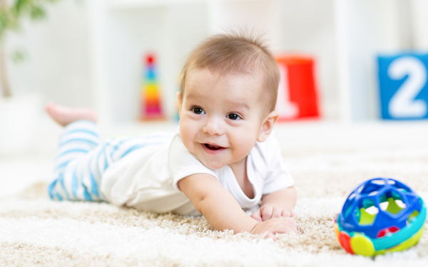 ハイハイはいつから？ しない赤ちゃんもいる？ 時期や練習法