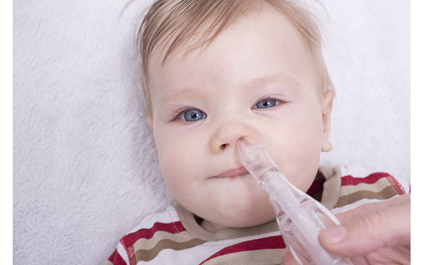 赤ちゃんの鼻水を取る方法！ 鼻吸い器（吸引機）の使い方やコツ