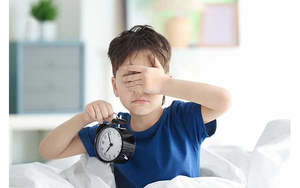 おねしょは何歳までOK？　子どもへの対策との布団の洗い方を紹介